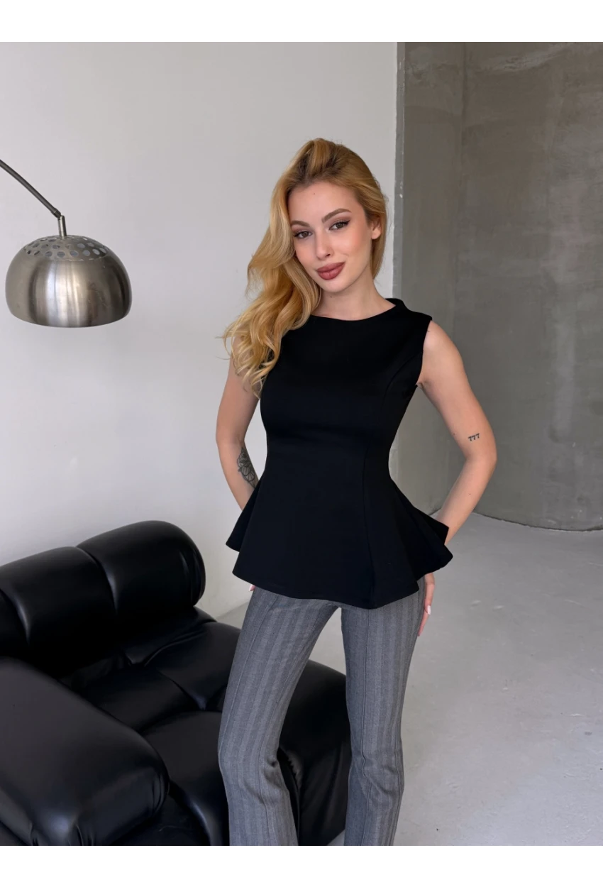 Kadın Volanlı Vücüda Oturan Sıfır Kol Bluz Siyah