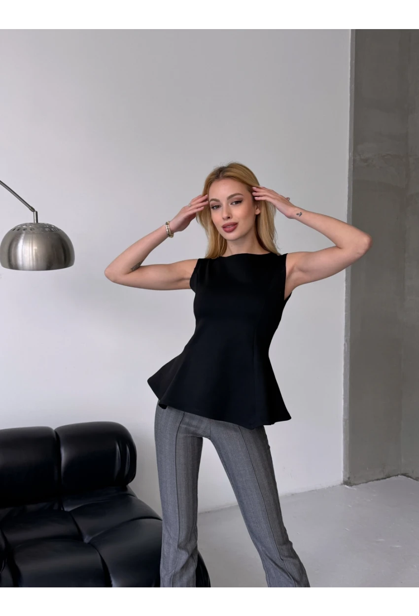 Kadın Volanlı Vücüda Oturan Sıfır Kol Bluz Siyah