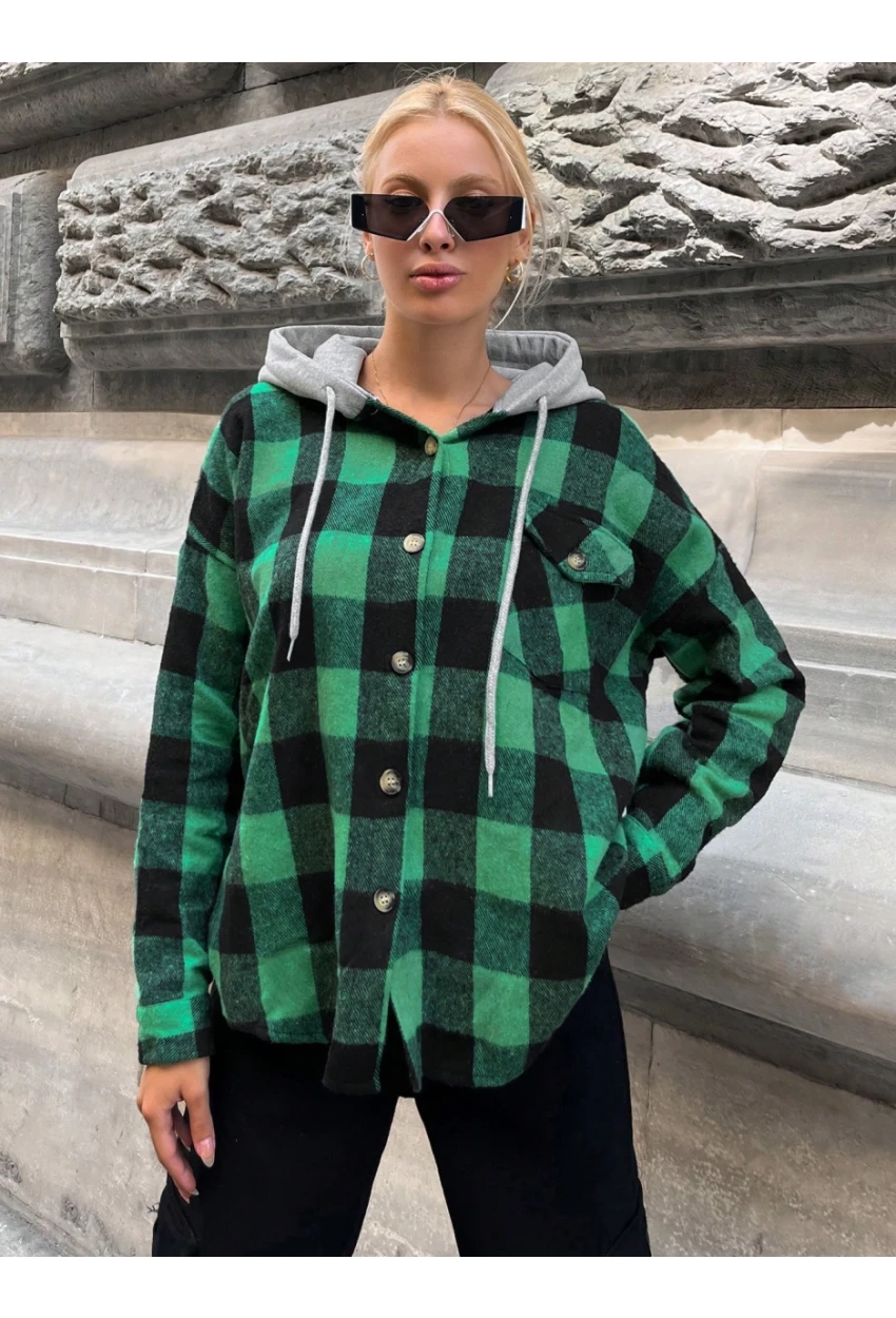 Kadın Yeşil Kapüşonlu Oversize Cepli Düğmeli Ekose Gömlek Ceket
