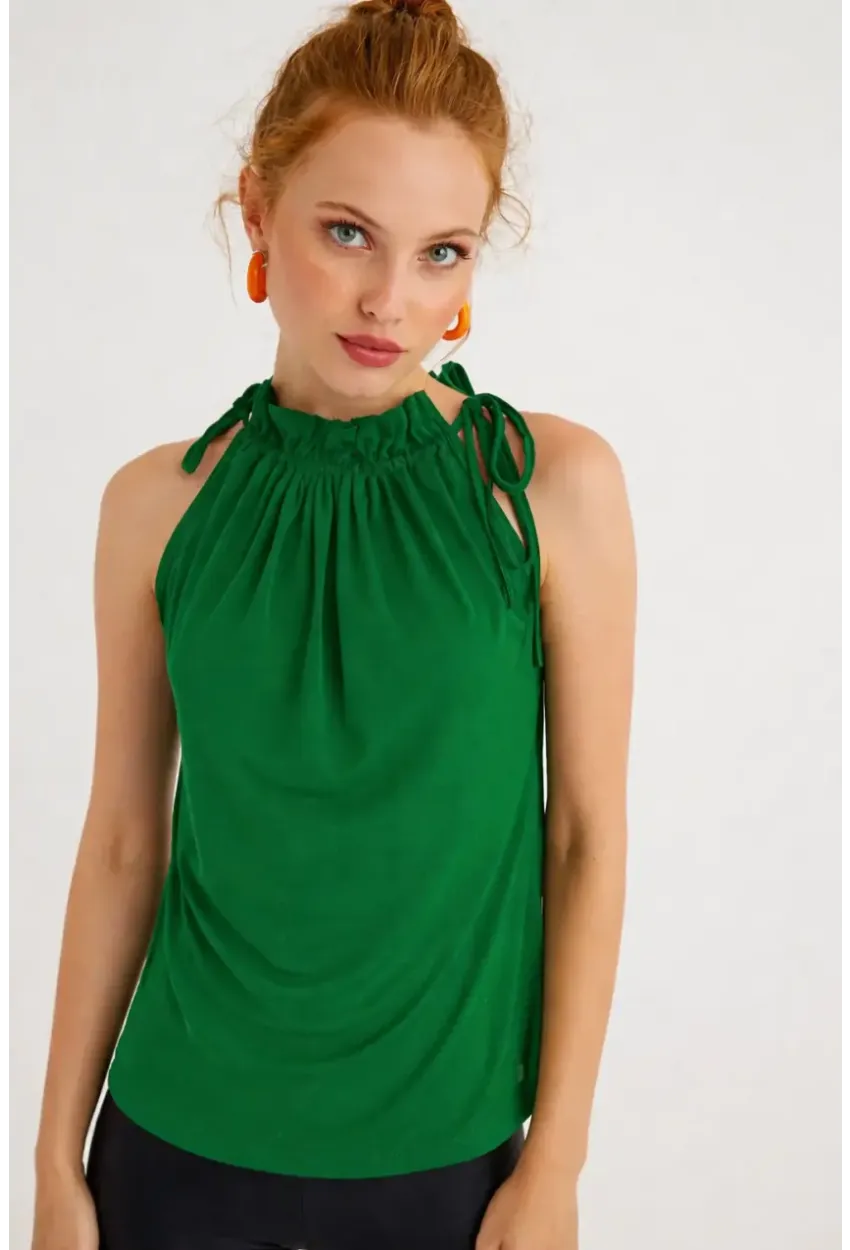 Kadın Yeşil Yakası Fırfırlı Kolsuz Bluz BTH01