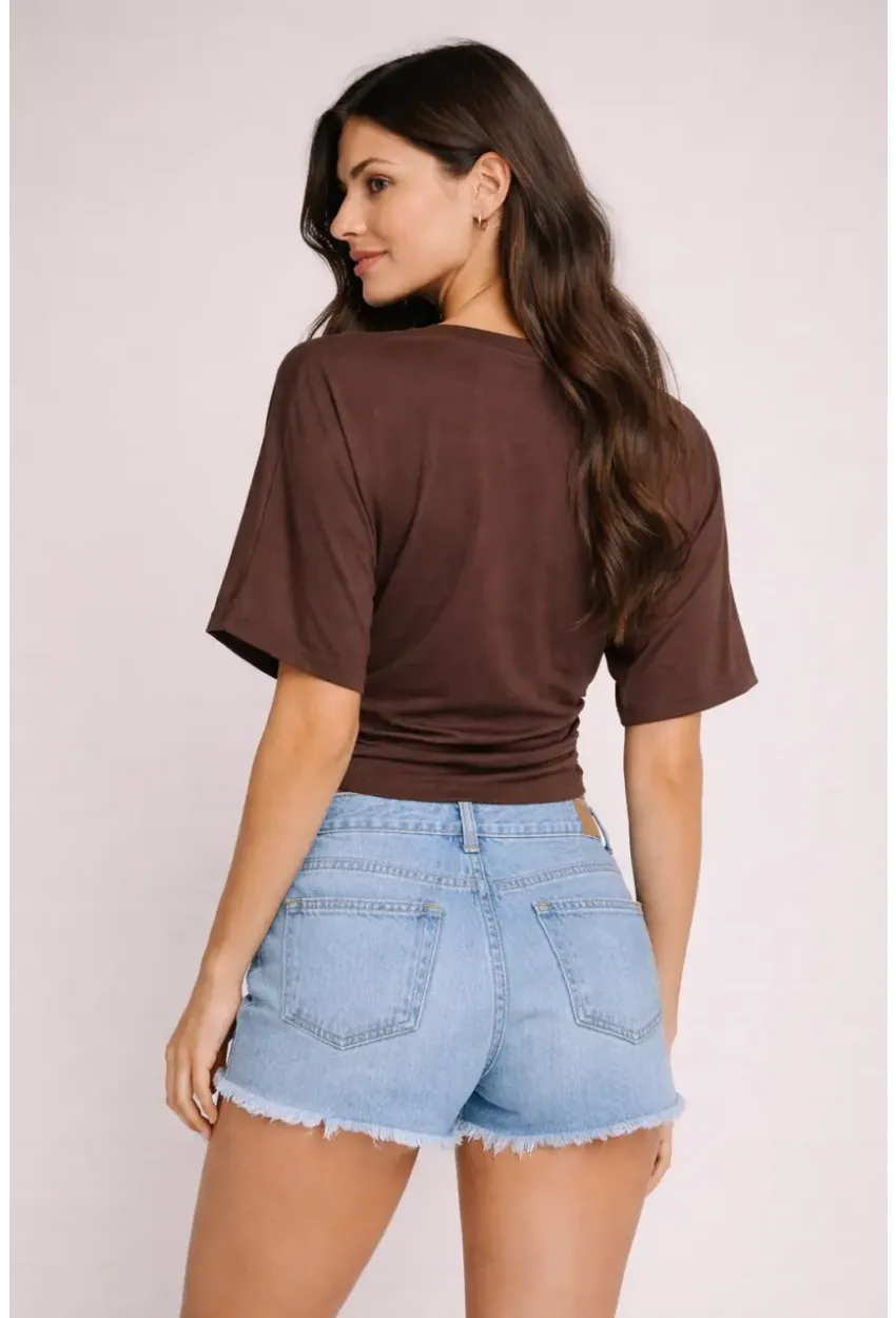 Kahverengi Büzgü Detaylı Crop Bluz – Yarım Kol Basic Şık Tişört
