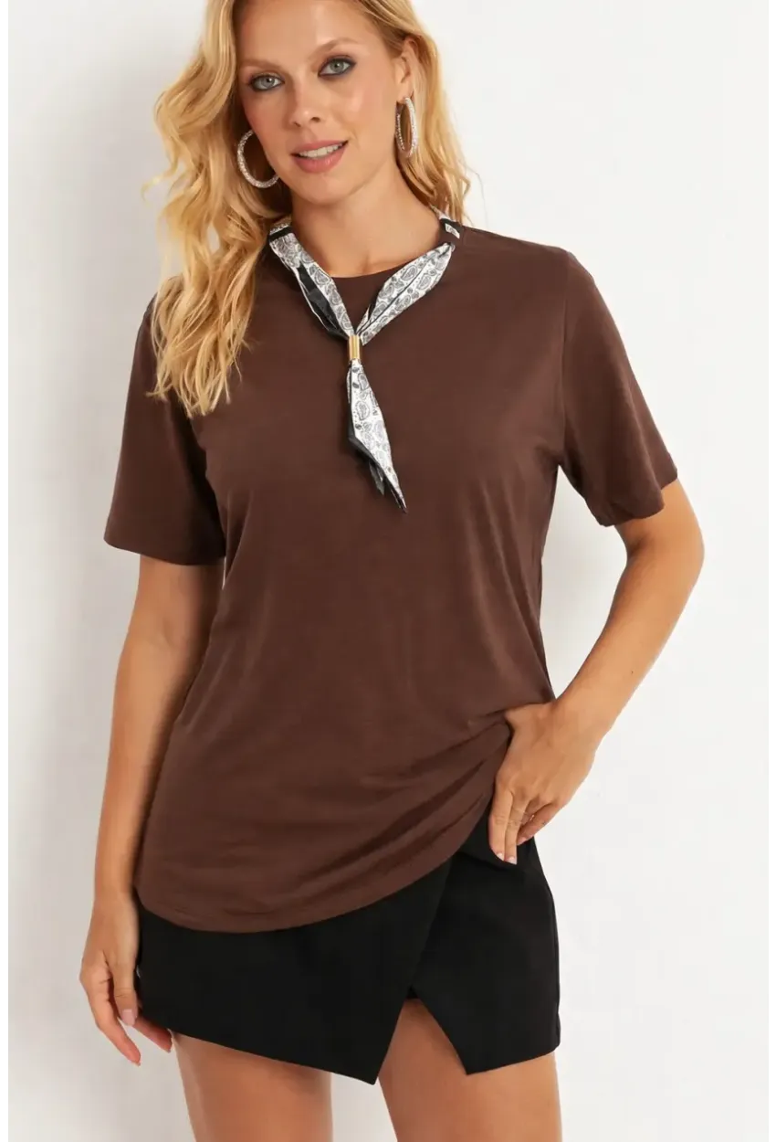 Kahverengi Fular Detaylı Basic T-Shirt