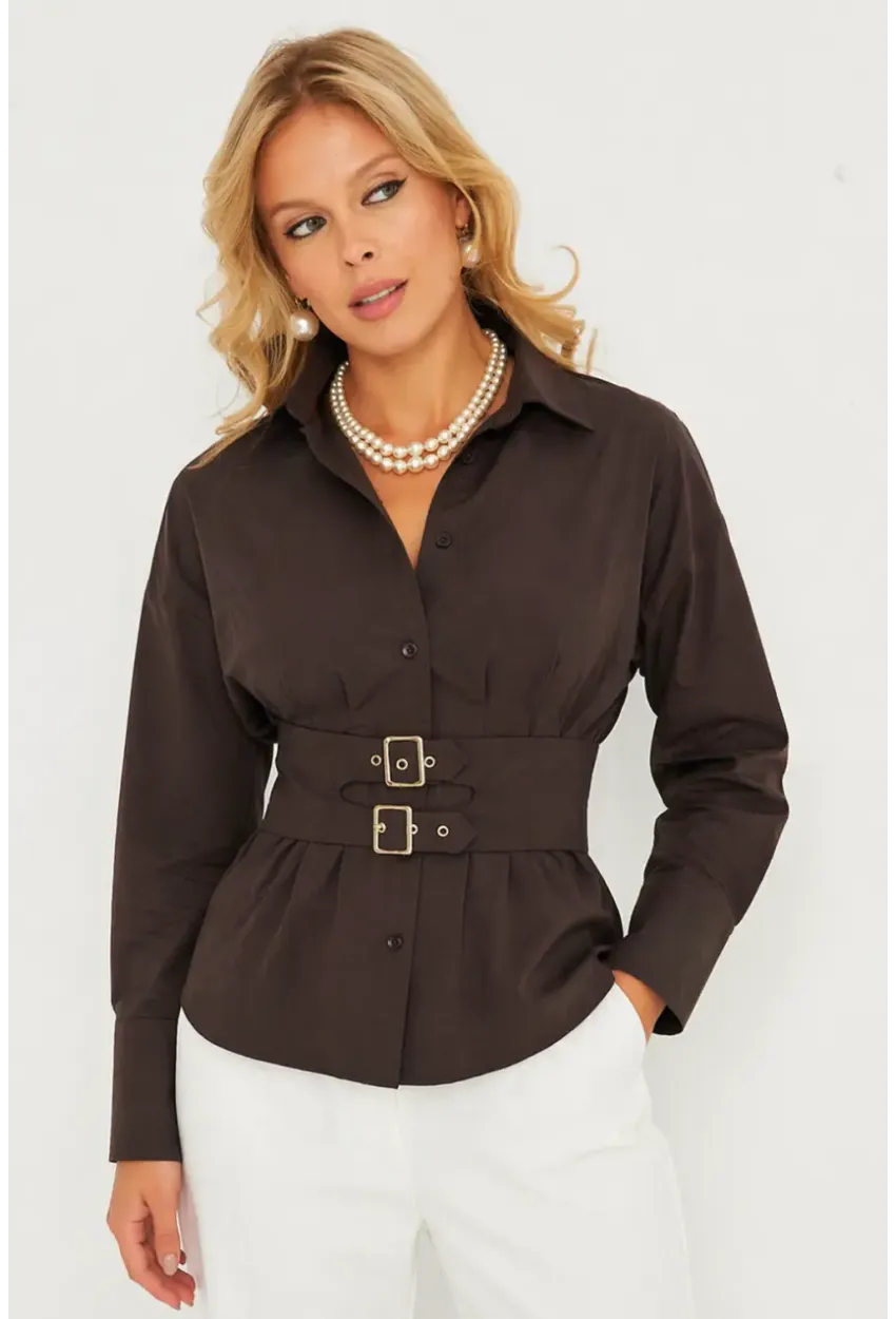 Kahverengi Korseli Detaylı Şık Gömlek – Bel Vurgulu Modern Kesim