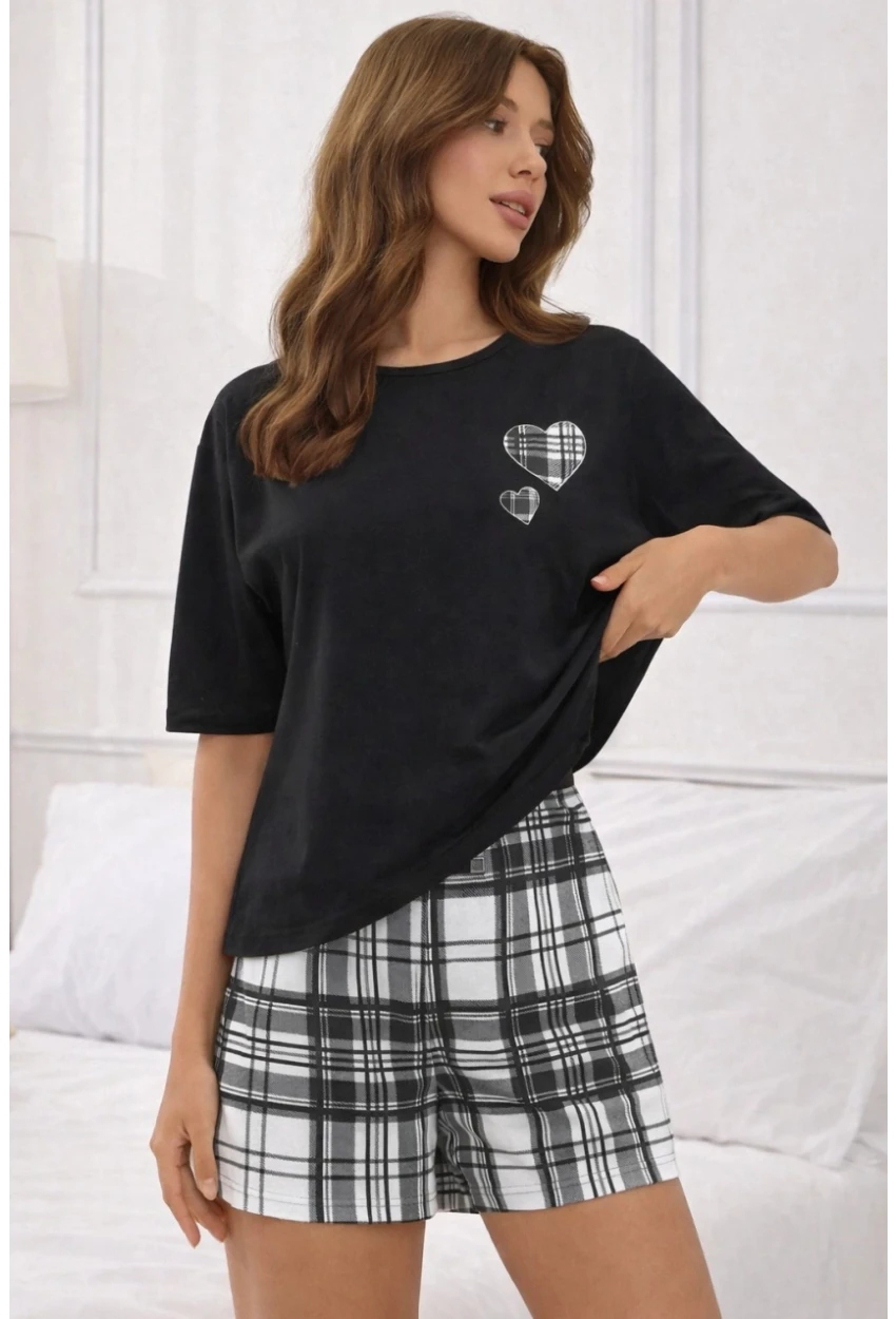 Kalp Baskılı Siyah Tişörtlü Ekose Şortlu Kadın Pijama Takımı