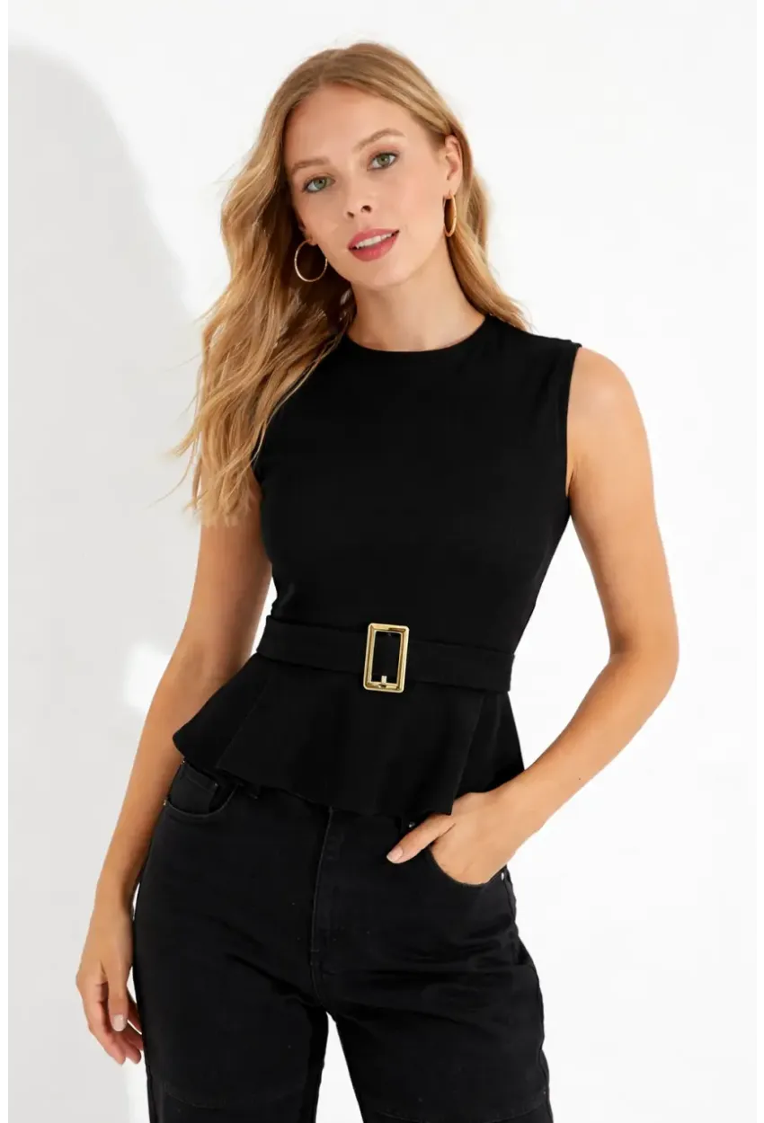 Kemer Detaylı Volanlı Siyah Bluz – Şık ve Modern Kesim