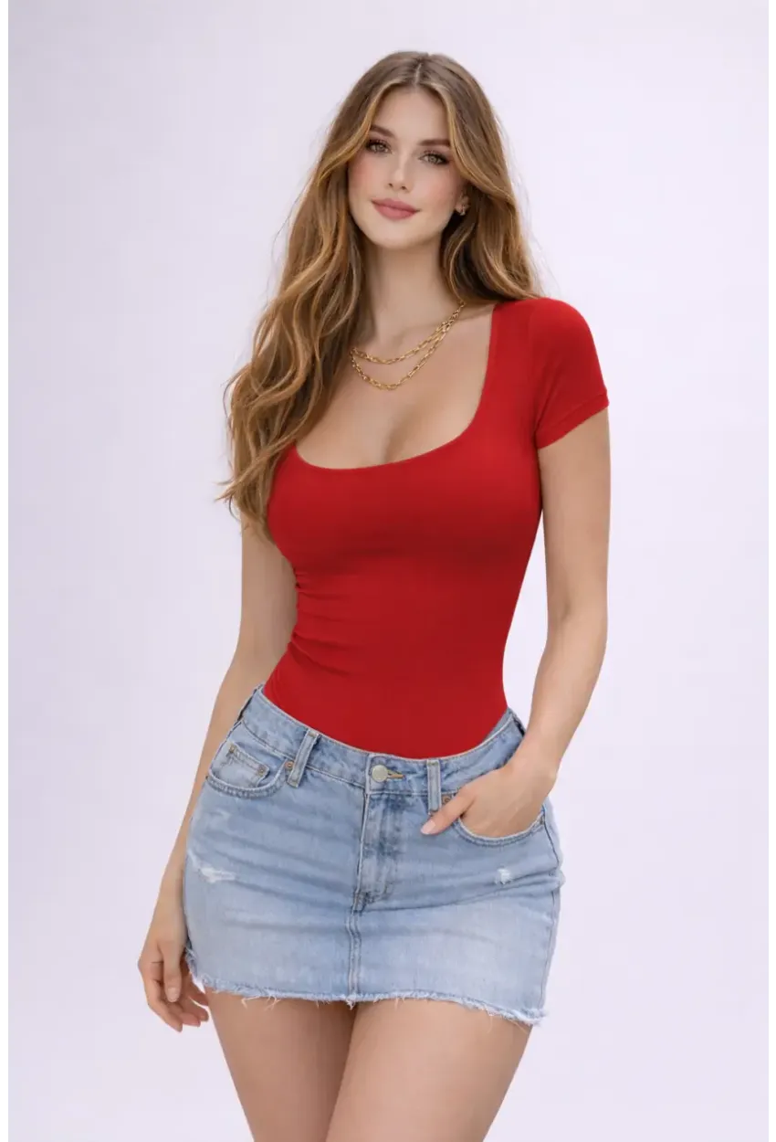 Kırmızı Sandy Kumaş Kare Yaka Kısa Kollu Kadın Bodysuit – Fit & Şık Tasarım