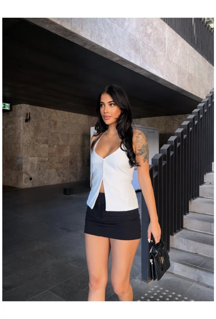 Önü Düğmeli Boyundan Bağlamalı Beyaz Bluz