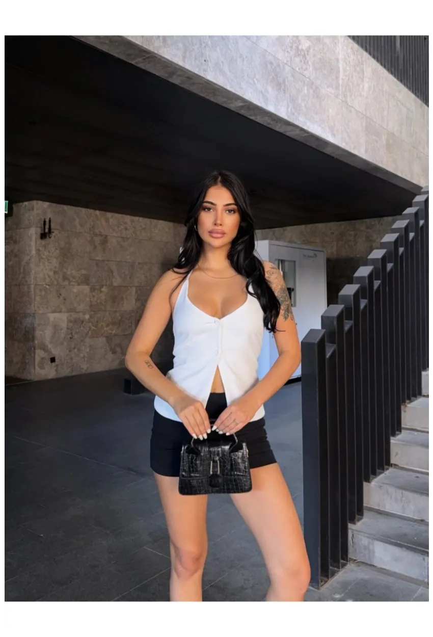 Önü Düğmeli Boyundan Bağlamalı Beyaz Bluz