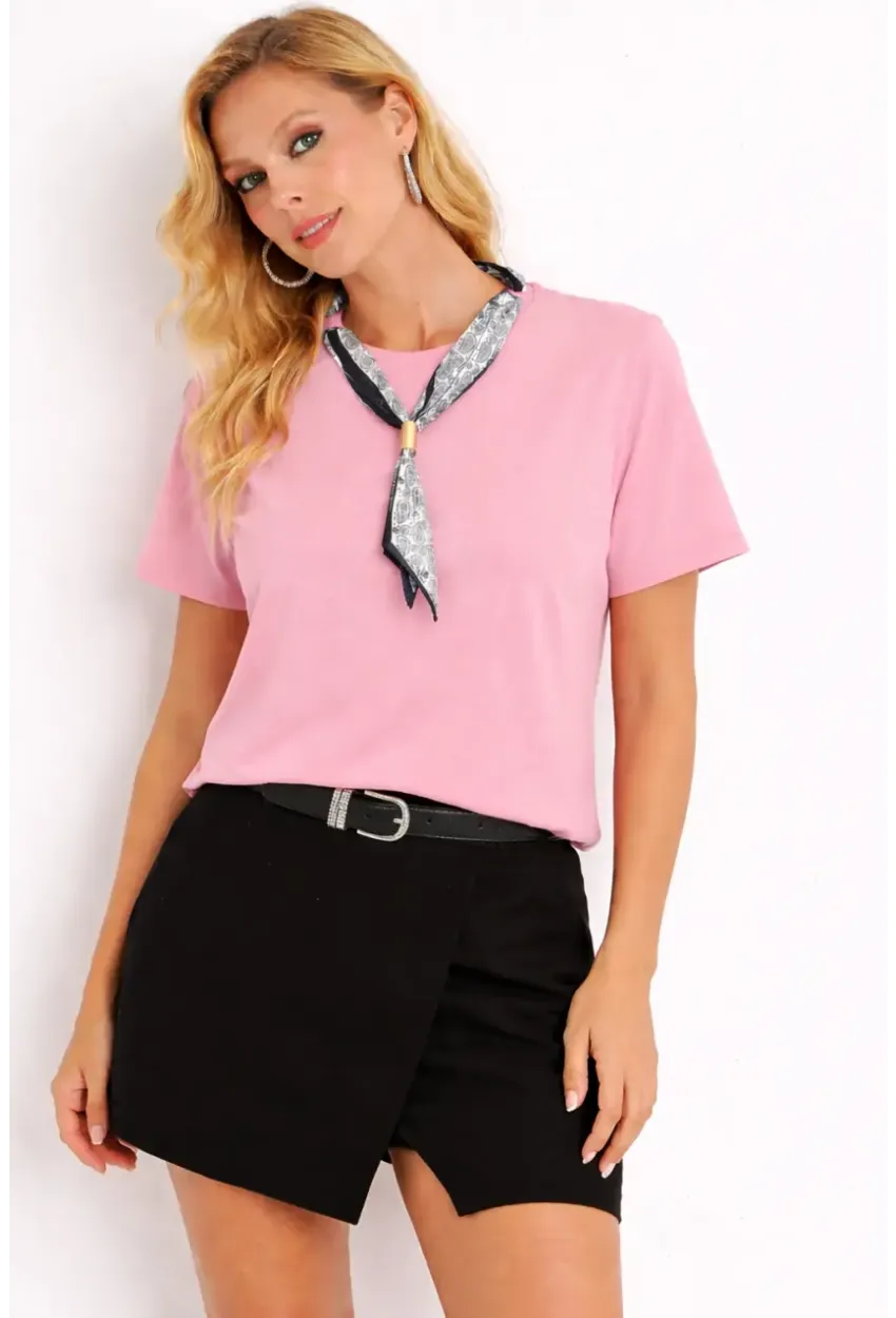 Pembe Fular Detaylı Basic T-Shirt