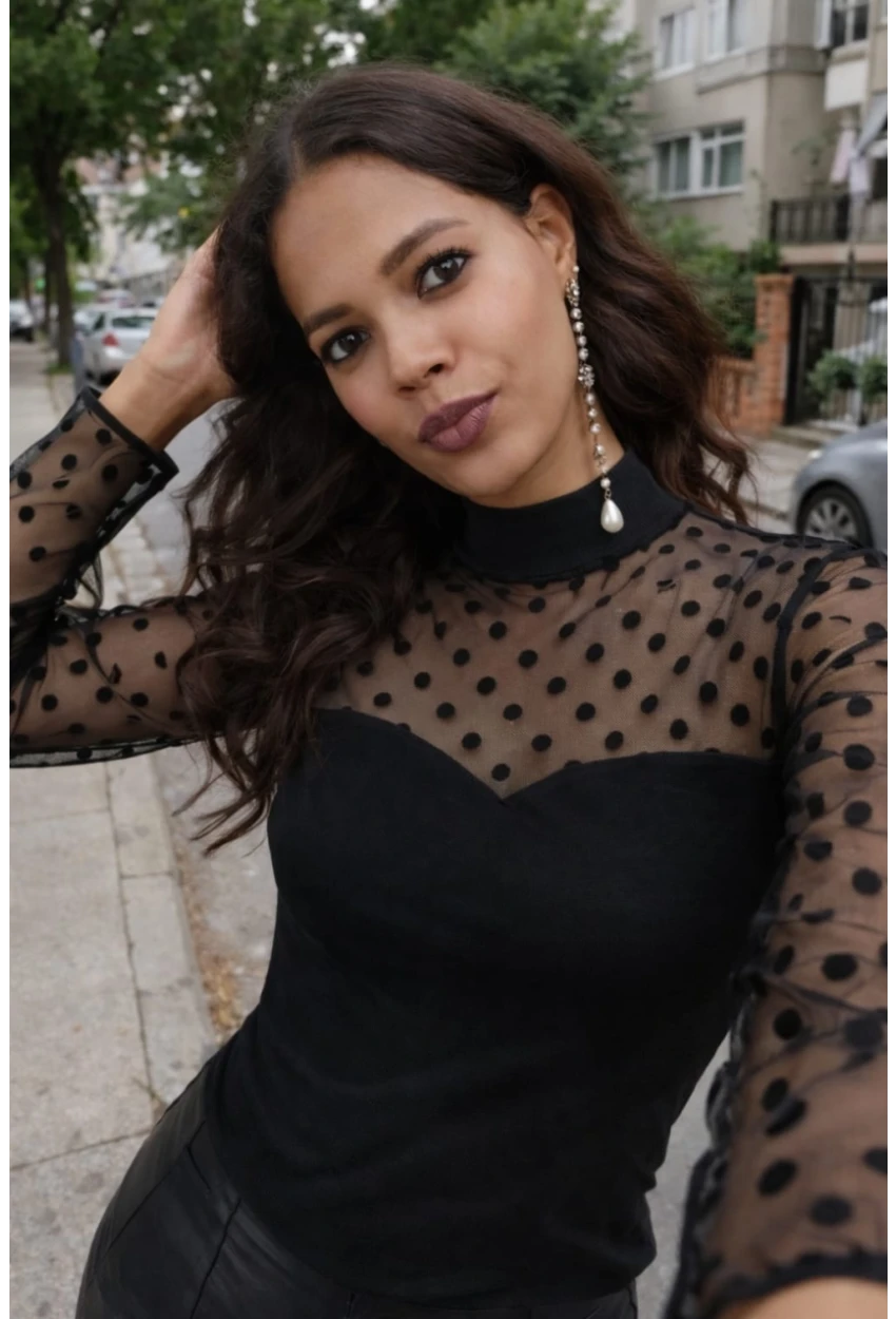 Puantiye Tül Detaylı Yarım Balıkçı Yaka Siyah Bluz