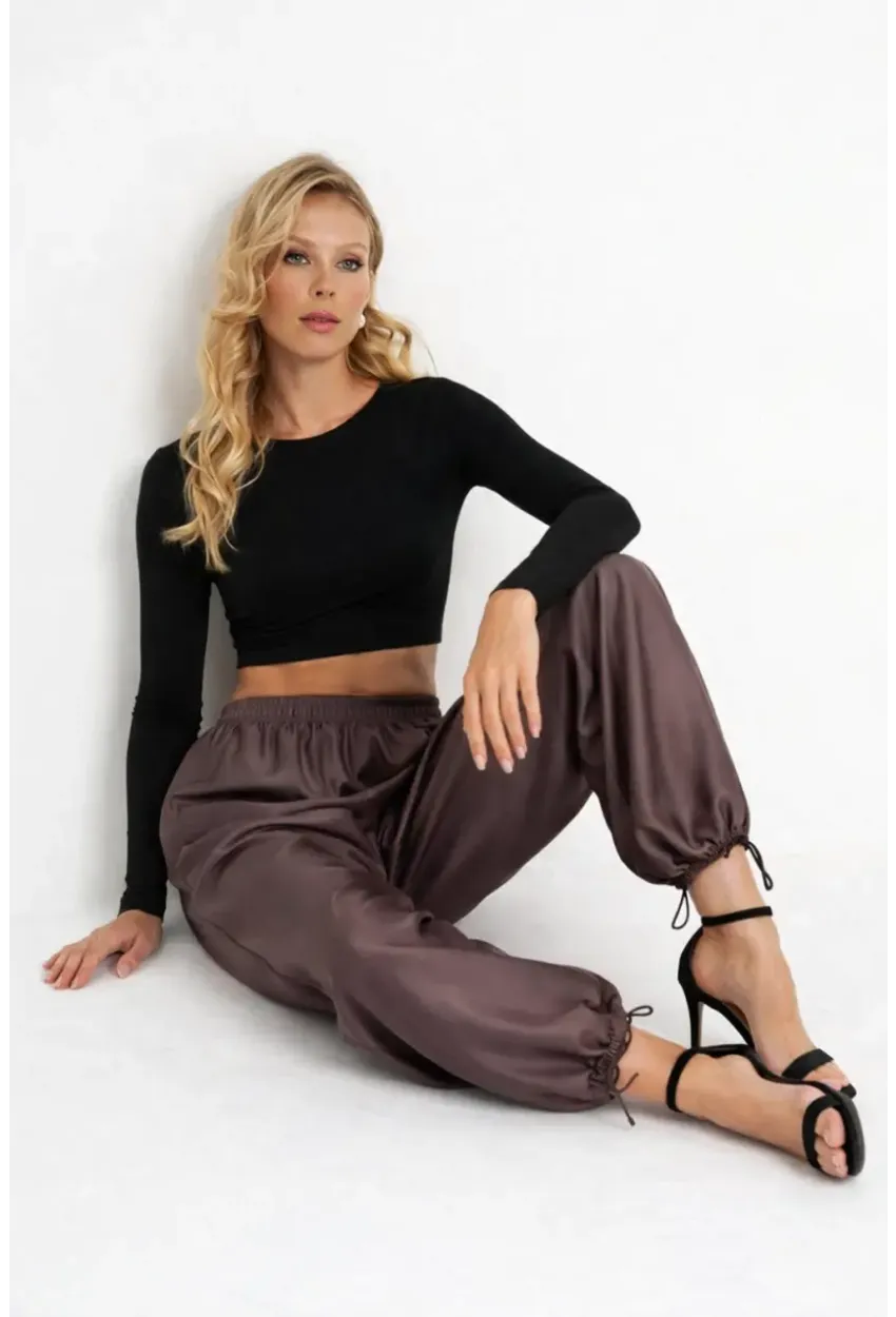 Saten Dokulu Lastik Paça Detaylı Yüksek Bel Bol Pantolon