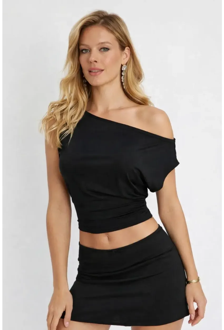 Siyah Asimetrik Yaka Drapeli Crop Bluz