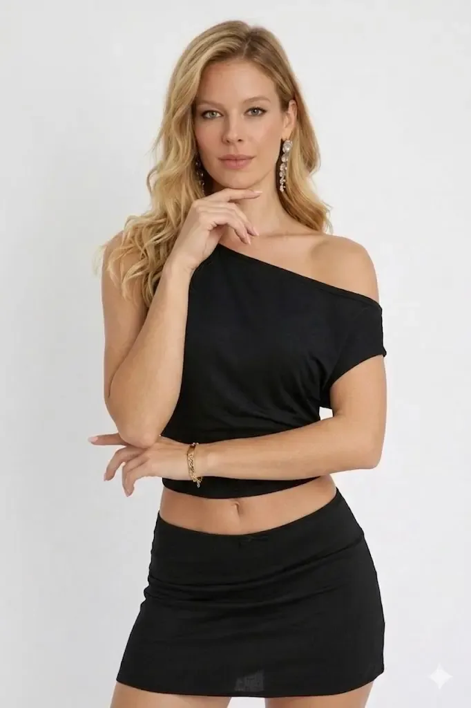 Siyah Asimetrik Yaka Drapeli Crop Bluz