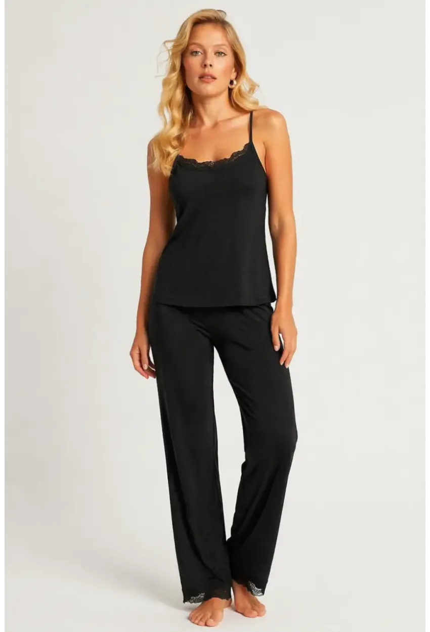 Siyah Dantel Detaylı Askılı Kadın Pijama Takımı – Rahat & Şık Ev Giyimi