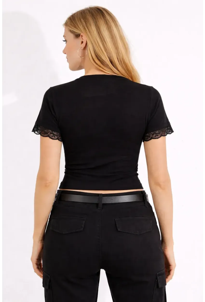 Siyah Dantel Detaylı Kruvaze Bağlamalı Bluz