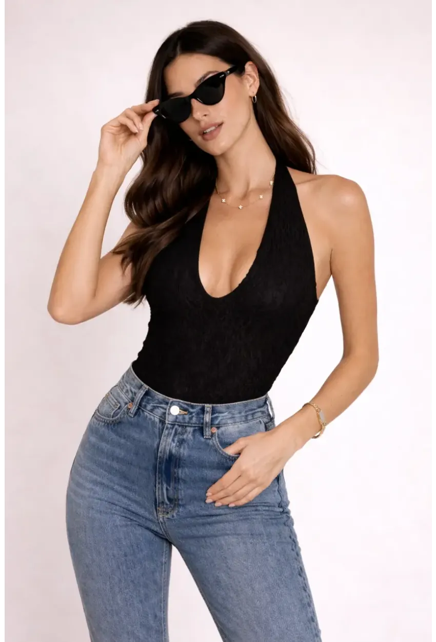 Siyah Dantel Halter Yaka Dekolteli Kadın Bluz – Şık ve Feminen Yazlık Üst