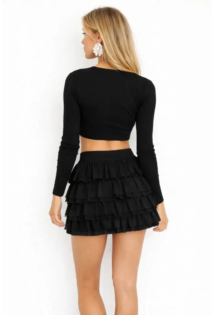 Siyah Kat Kat Volanlı Şort Etek – Yüksek Bel, Feminen Mini Tasarım