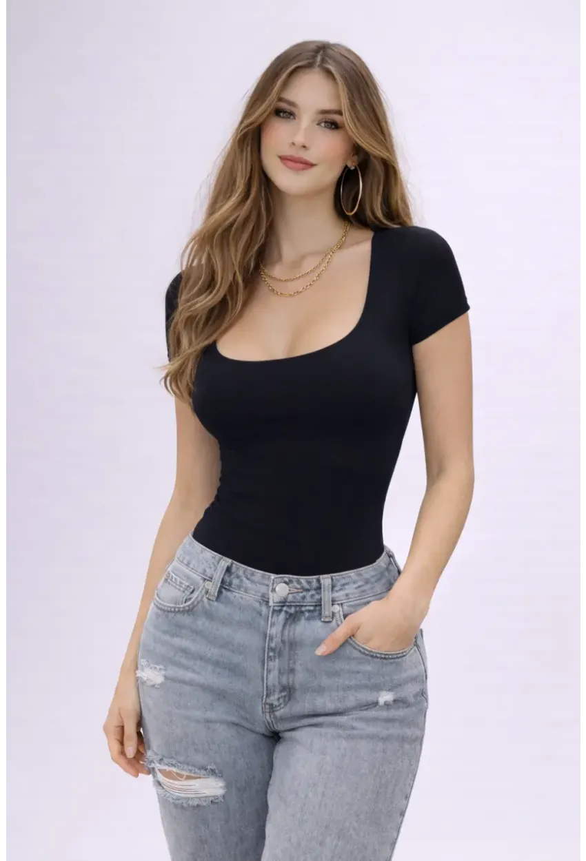 Siyah Sandy Kumaş Kare Yaka Kısa Kollu Kadın Bodysuit – Fit & Şık Tasarım