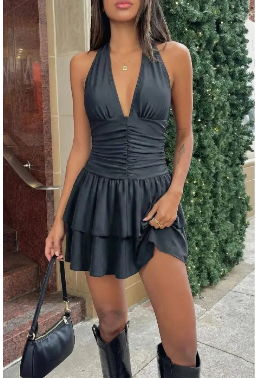 Siyah Scuba Kumaş Büzgü Detaylı Fırfırlı Mini Elbise – V Yaka Şık Gece Elbisesi