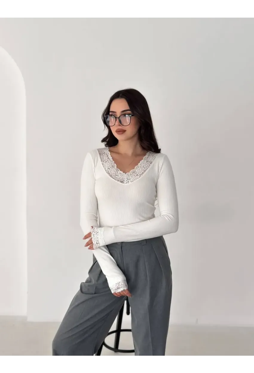 V Yaka Dantel Detay Beyaz Bluz