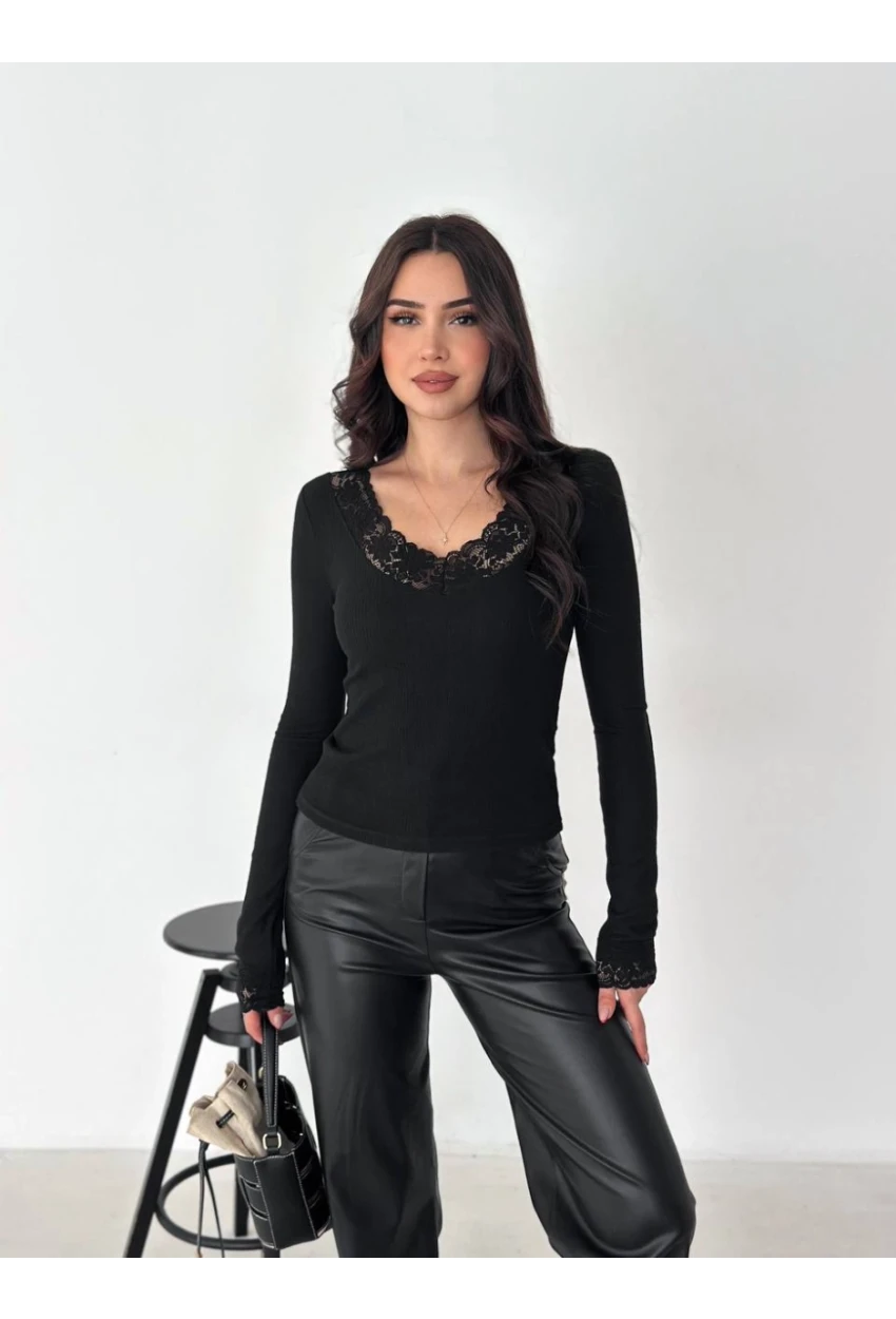 V Yaka Dantel Detay Siyah Bluz