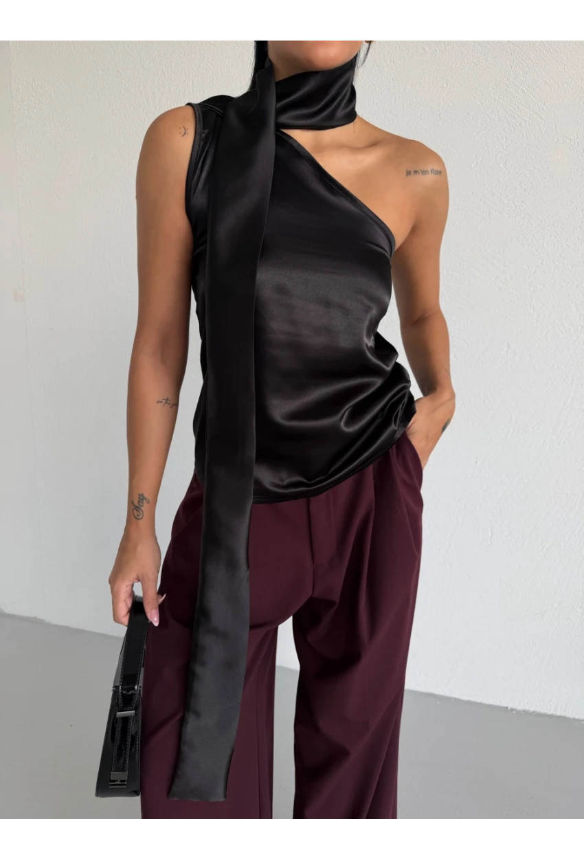 Yaka Detay Saten Bluz Siyah