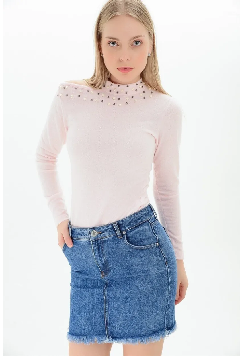 Yumoş Tek Omuzu Açık İncili Bluz