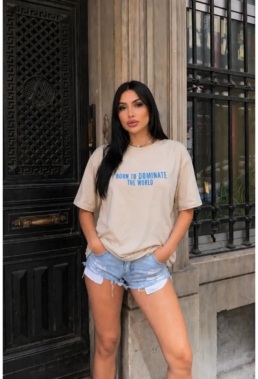 Bej “Born to Dominate the World” Baskılı Oversize Penye T-Shirt – Modern & Motivasyonel Tasarım
