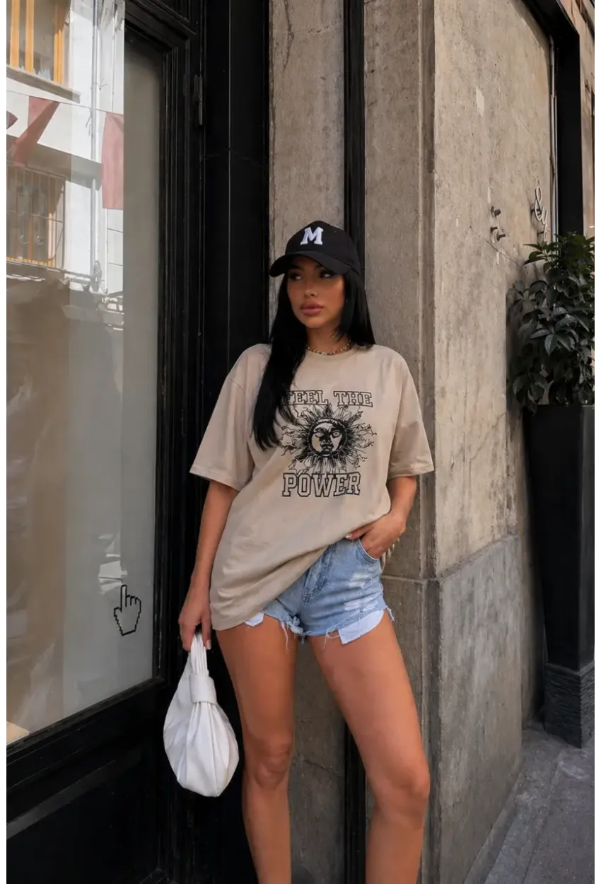 Bej Güneş Baskılı Oversize Penye T-Shirt – “The Power” Yazılı Trend Tasarım