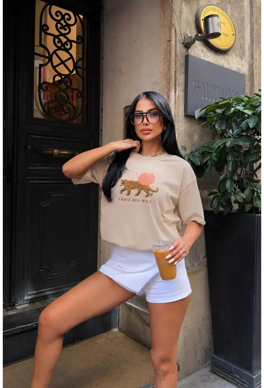 Bej Kaplan Baskılı Oversize Penye T-Shirt – “Leave Her Wild” Yazılı Modern Tasarım