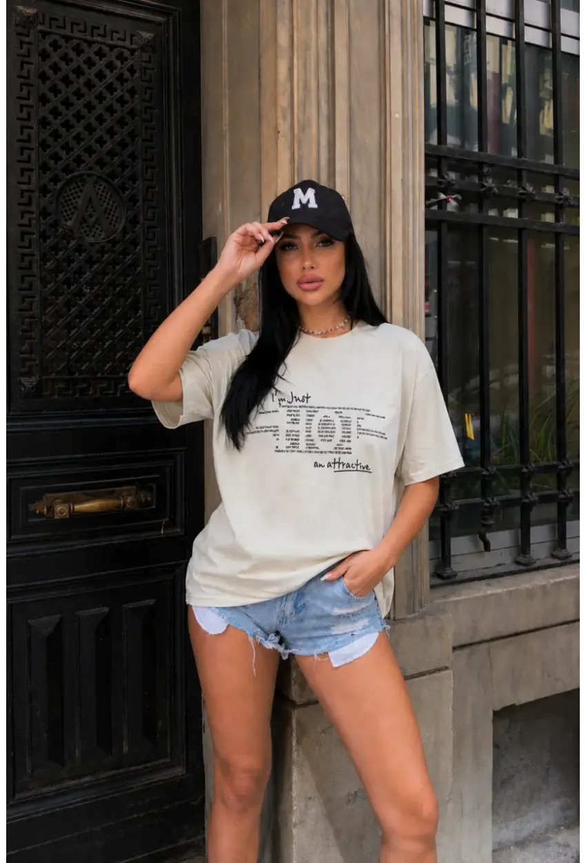Bej Yazı Baskılı Oversize Penye T-Shirt – “I’m Just an Attractive Introvert” Tasarım