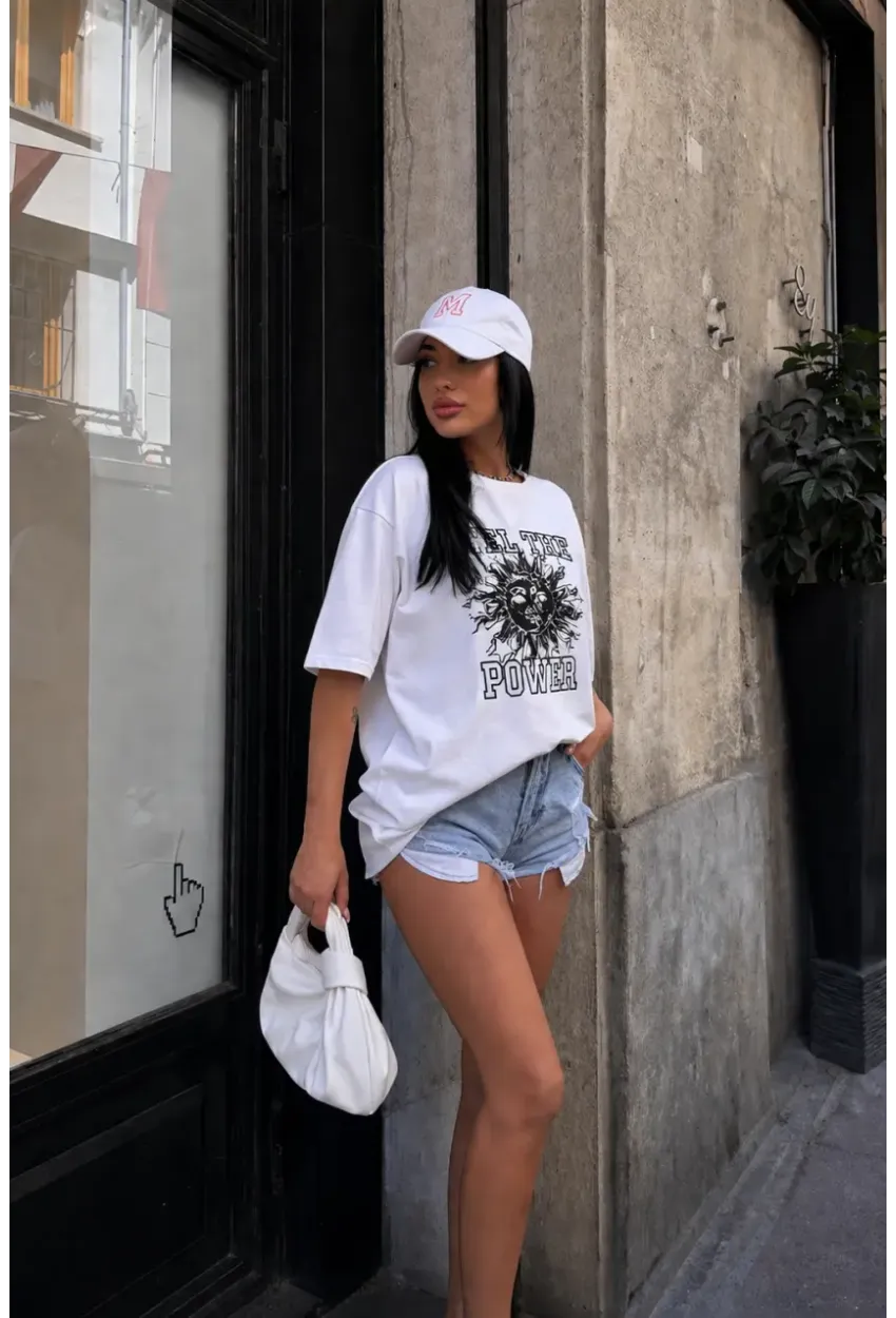 Beyaz Güneş Baskılı Oversize Penye T-Shirt – “The Power” Yazılı Trend Tasarım