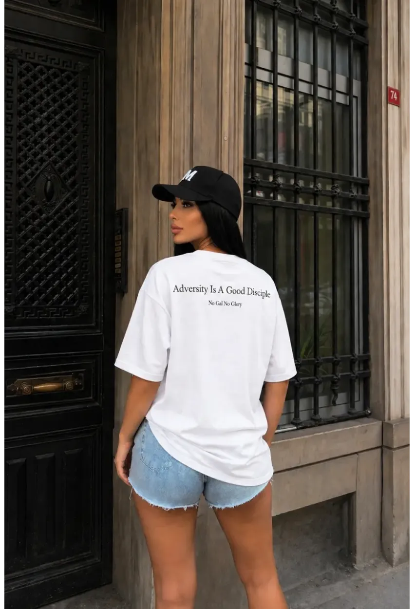 Beyaz Minimal Yazı Baskılı Oversize Penye T-Shirt – “Adversity Is A Good Discipline” Tasarım