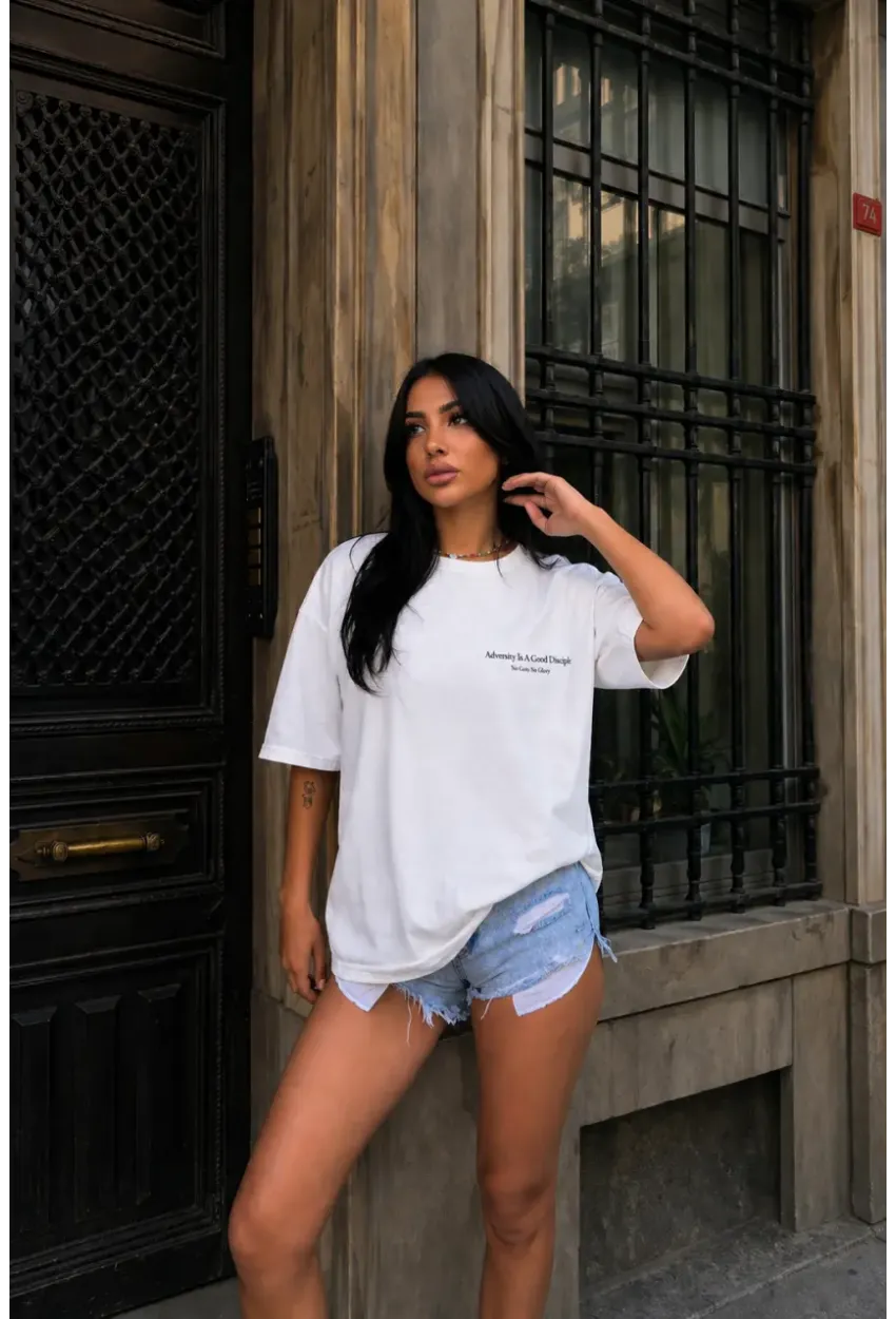 Beyaz Minimal Yazı Baskılı Oversize Penye T-Shirt – “Adversity Is A Good Discipline” Tasarım