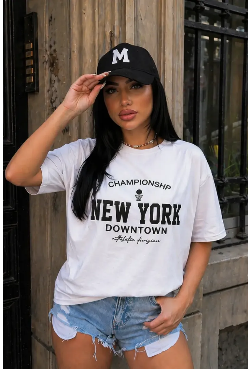 Beyaz “New York Downtown” Yazı Baskılı Oversize Penye T-Shirt – Spor & Günlük Stil Tasarım