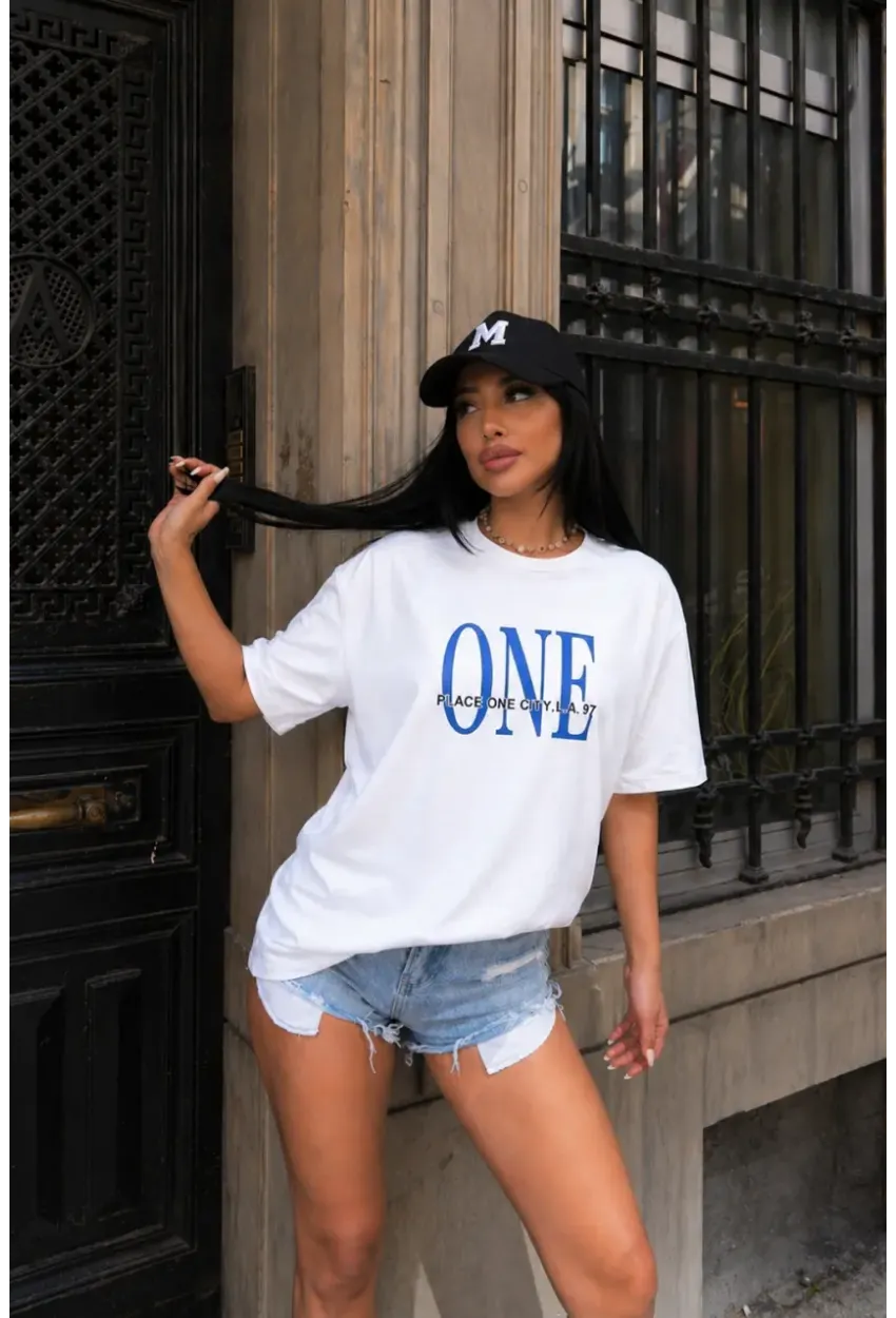 Beyaz “ONE” Yazı Baskılı Oversize Penye T-Shirt – Modern Sokak Stili Tasarım