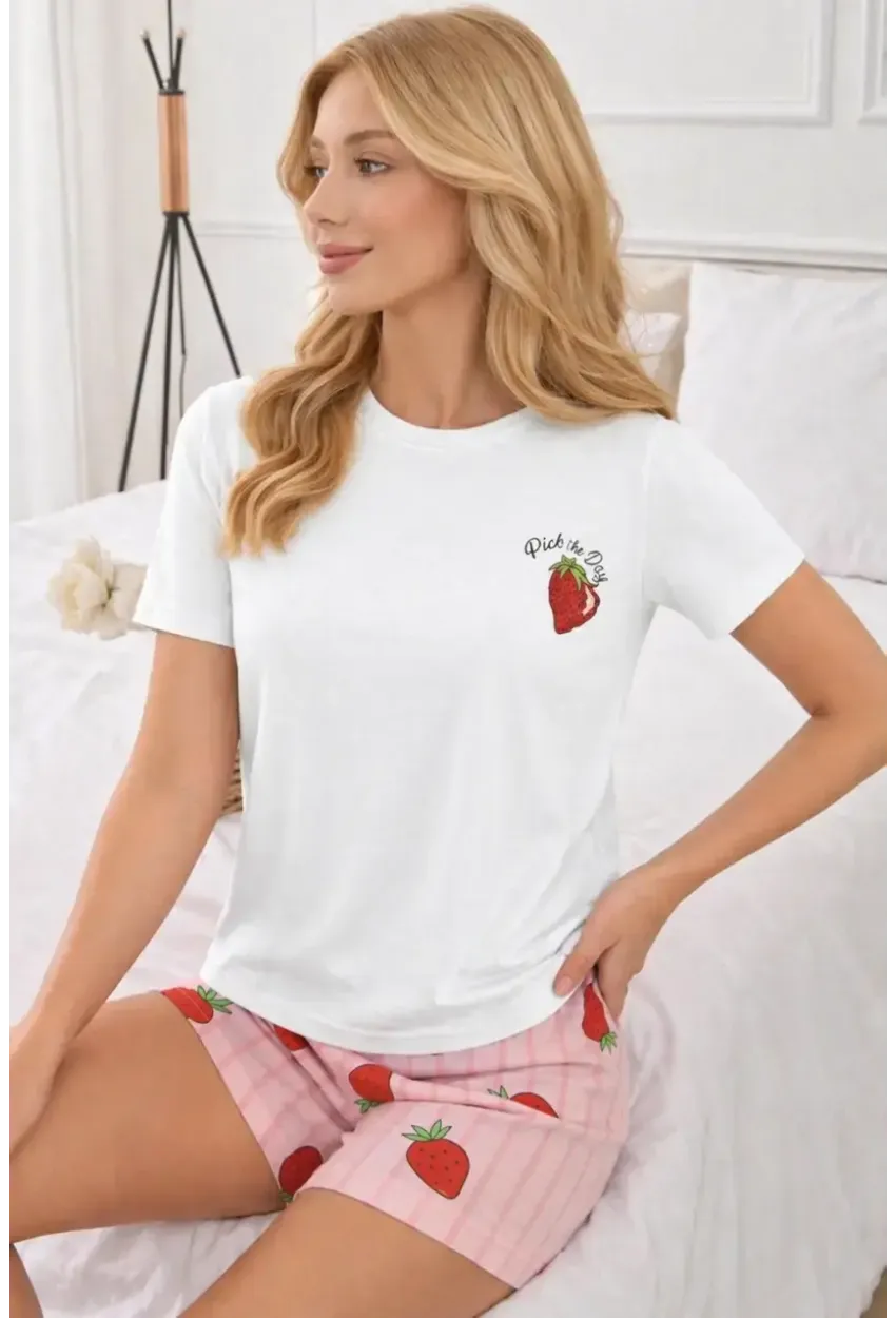 Çilek Desenli Kadın Şortlu Pijama Takımı – Nakış Detaylı Basic T-Shirt & Yazlık Rahat Ev Giyimi