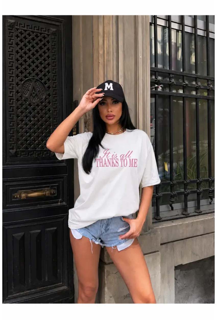 Ekru Baskılı Oversize Penye T-Shirt – “It is all Thanks to Me” Yazılı Modern Tasarım