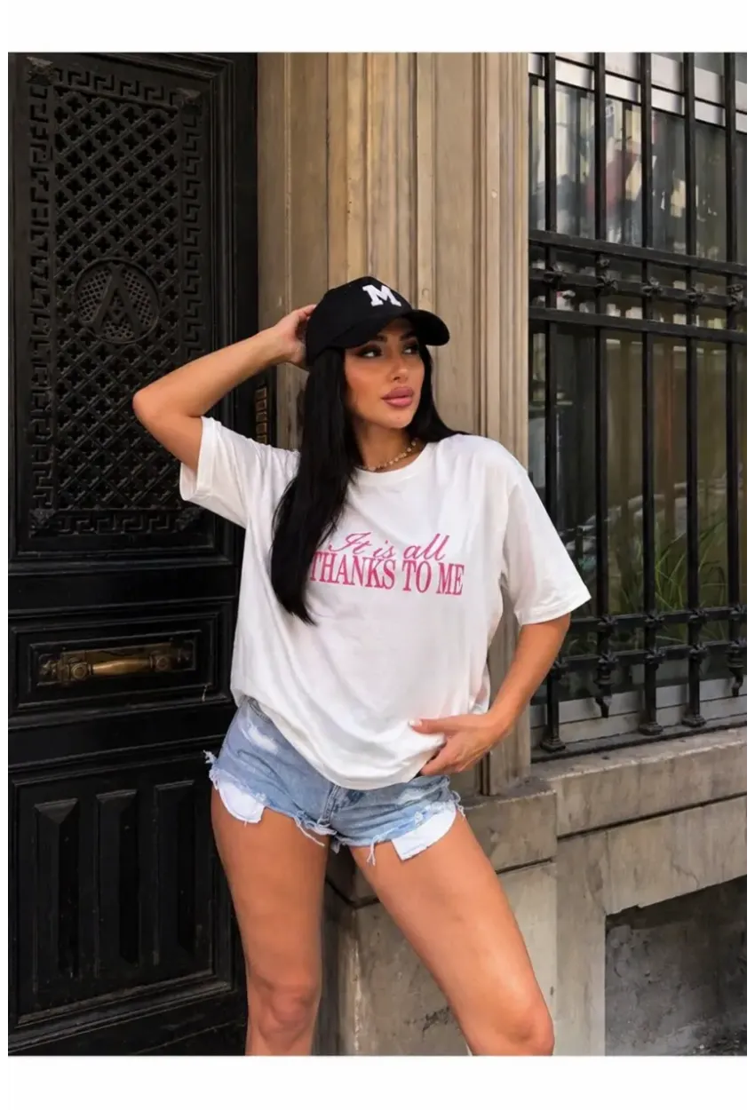 Ekru Baskılı Oversize Penye T-Shirt – “It is all Thanks to Me” Yazılı Modern Tasarım