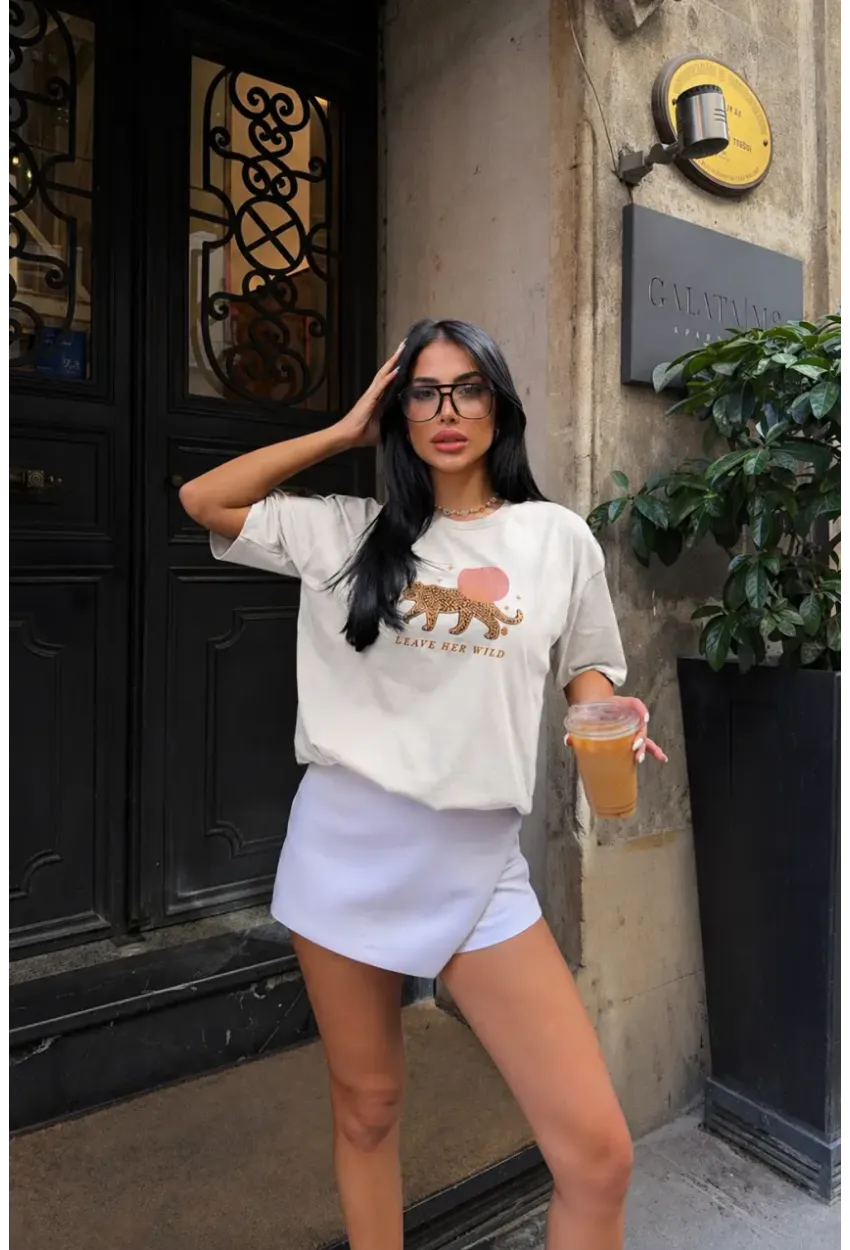 Ekru Kaplan Baskılı Oversize Penye T-Shirt – “Leave Her Wild” Yazılı Modern Tasarım