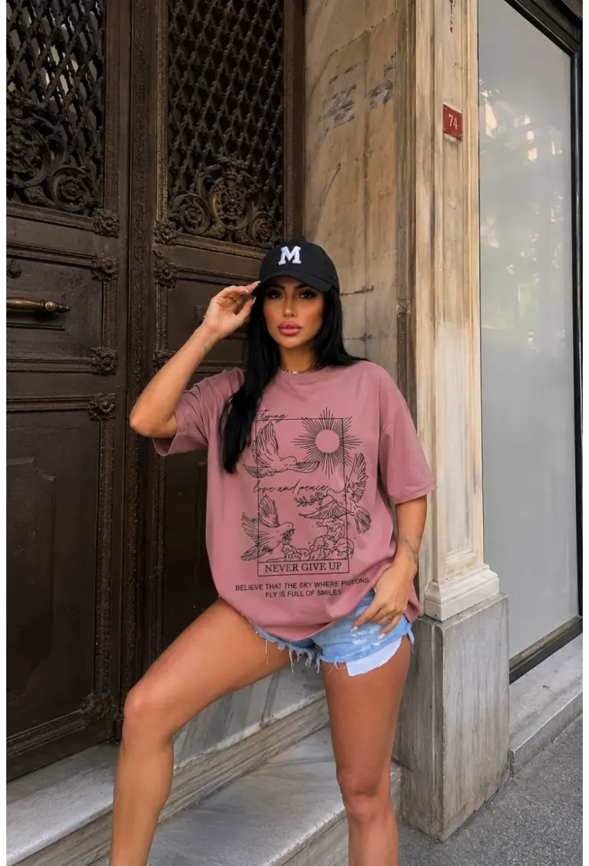Gül Kurusu Güvercin ve Güneş Baskılı Oversize Penye T-Shirt – “Never Give Up” Yazılı Minimal Tasarım