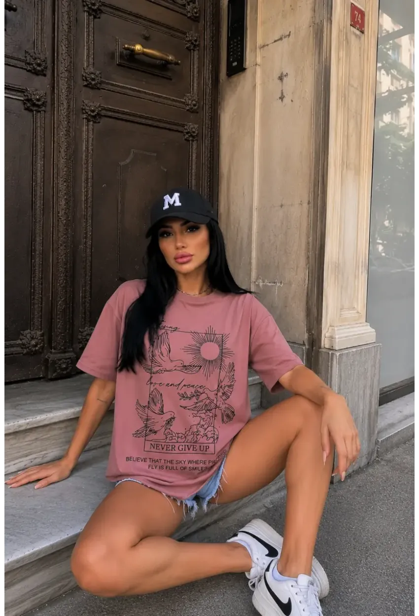 Gül Kurusu Güvercin ve Güneş Baskılı Oversize Penye T-Shirt – “Never Give Up” Yazılı Minimal Tasarım