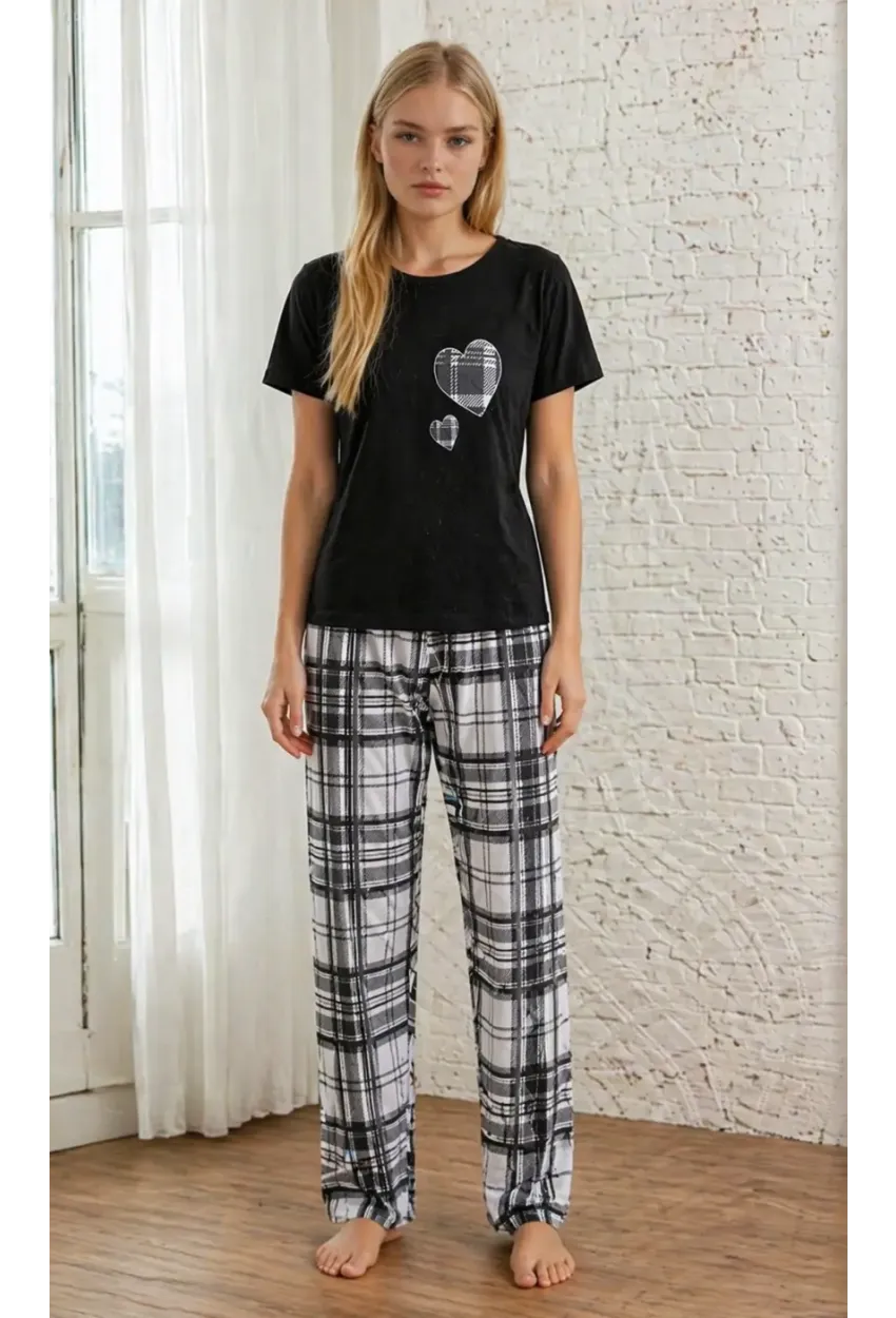 Kalp Detaylı Siyah T-Shirt & Ekose Desenli Kadın Uzun Pijama Takımı – Rahat Ev Giyimi