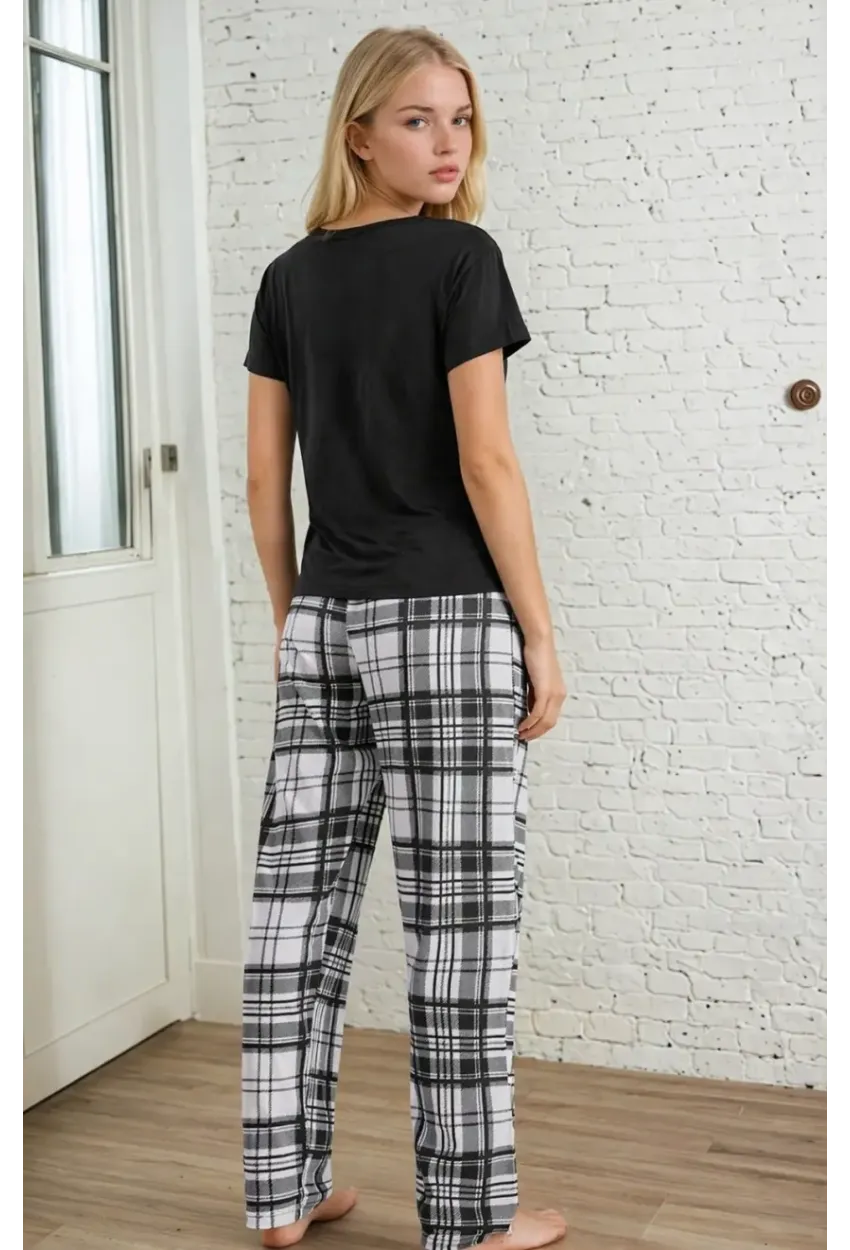 Kalp Detaylı Siyah T-Shirt & Ekose Desenli Kadın Uzun Pijama Takımı – Rahat Ev Giyimi