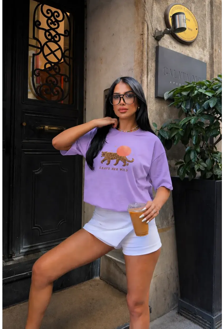 Lila Kaplan Baskılı Oversize Penye T-Shirt – “Leave Her Wild” Yazılı Modern Tasarım