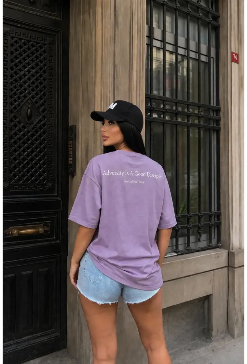 Lila Minimal Yazı Baskılı Oversize Penye T-Shirt – “Adversity Is A Good Discipline” Tasarım