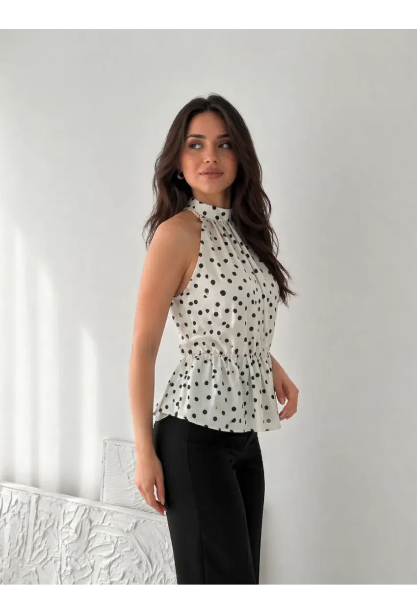Puantiyeli Halter Yaka Bluz – Şık & Feminen Yaz Stili