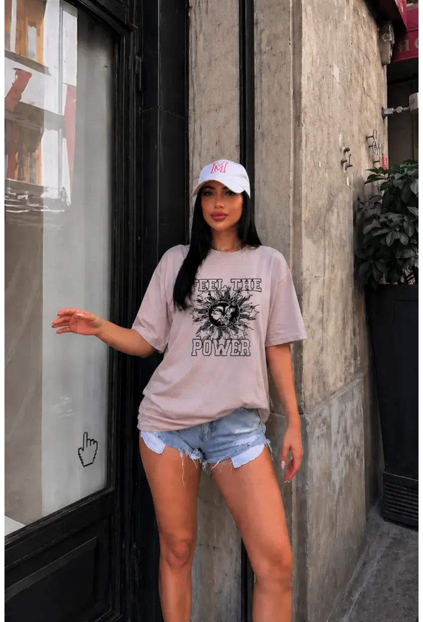 Pudra Güneş Baskılı Oversize Penye T-Shirt – “The Power” Yazılı Trend Tasarım