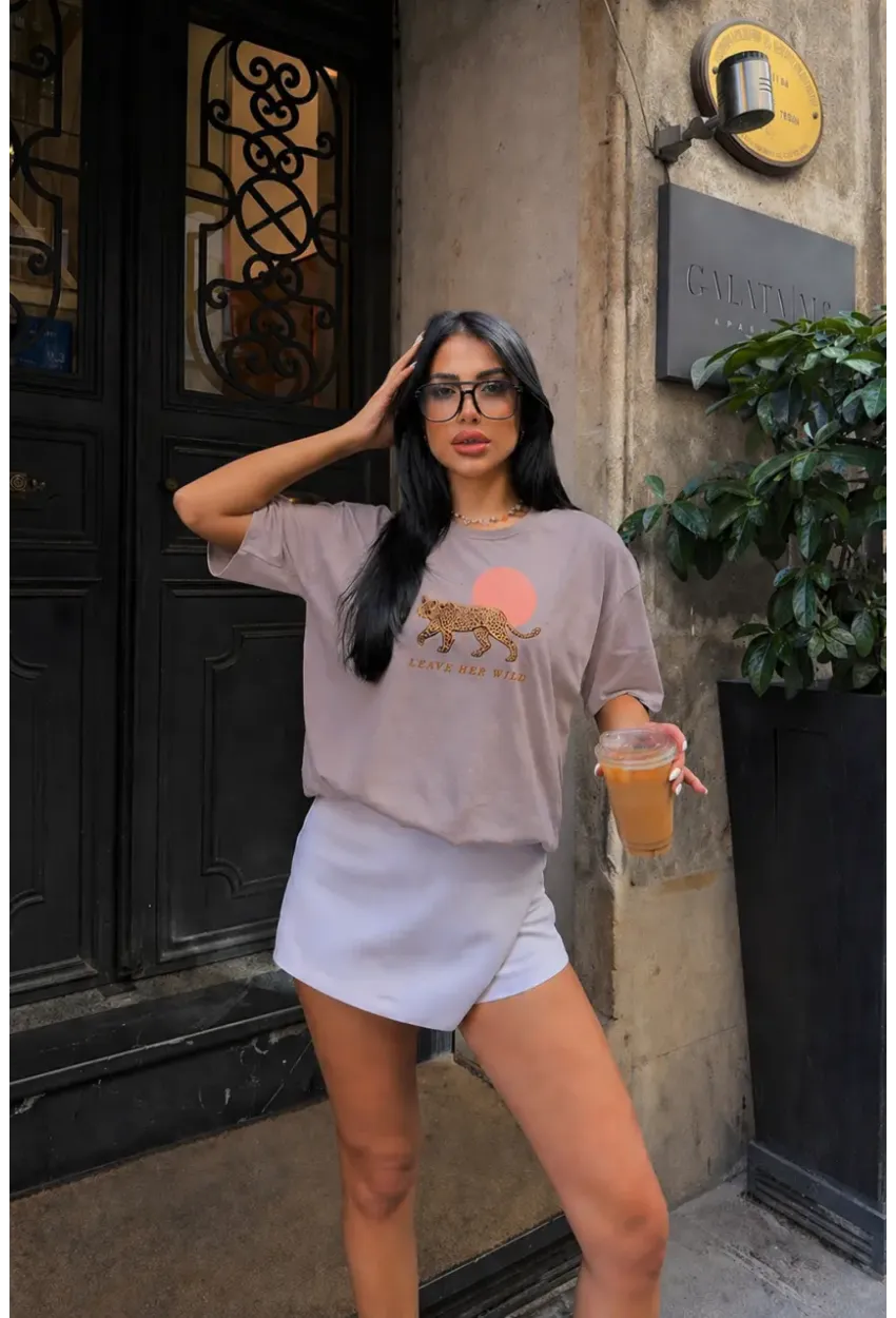 Pudra Kaplan Baskılı Oversize Penye T-Shirt – “Leave Her Wild” Yazılı Modern Tasarım