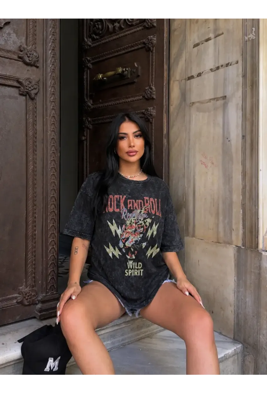 Rock and Roll Yıkamalı Oversize T-Shirt – Wild Spirit Leopar Baskılı Siyah